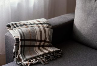 Pourquoi le plaid en cachemire est l'accessoire indispensable de votre hiver ?