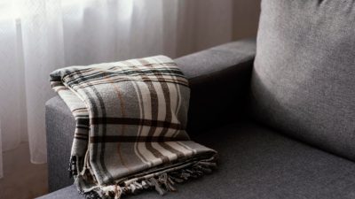 Pourquoi le plaid en cachemire est l'accessoire indispensable de votre hiver ?